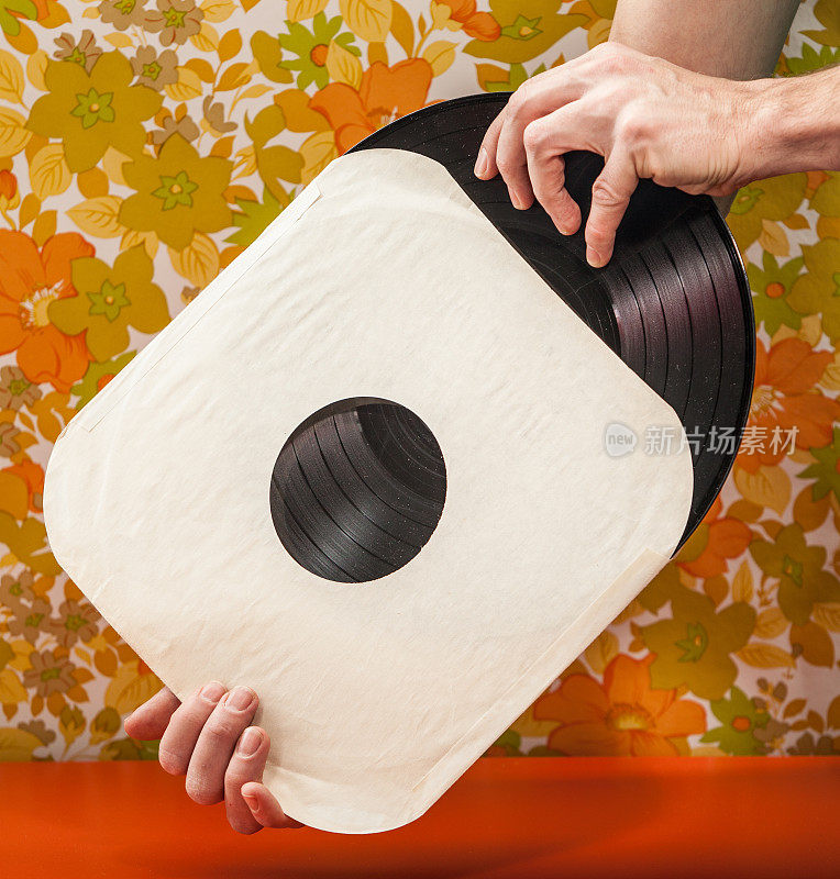 Vintage Vinyl Record Being Removed from Paper Sleeve特写